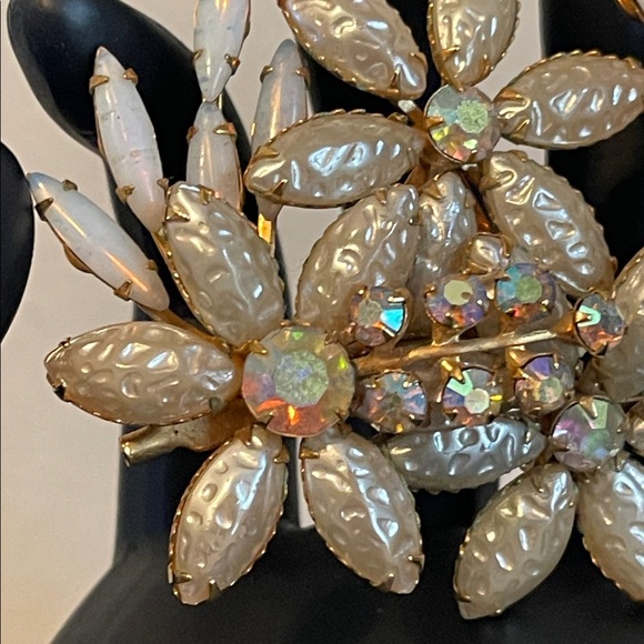 Beau Jewels Molded Faux Pearl Opaline Aurora Borealis Rhinestone Demi-Parure - Picture 7 of 10